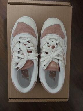 New Balance Womens Cream and Dusty Pink Retro Sneakers
